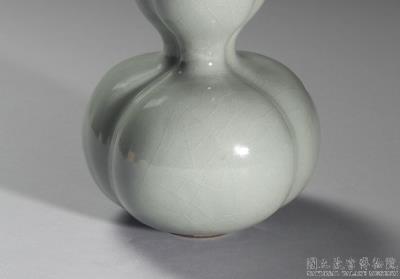 图片[2]-Gourd-shaped vase with three-neck body in pale green glaze, Qing dynasty, Qianlong reign (1736-1795)-China Archive